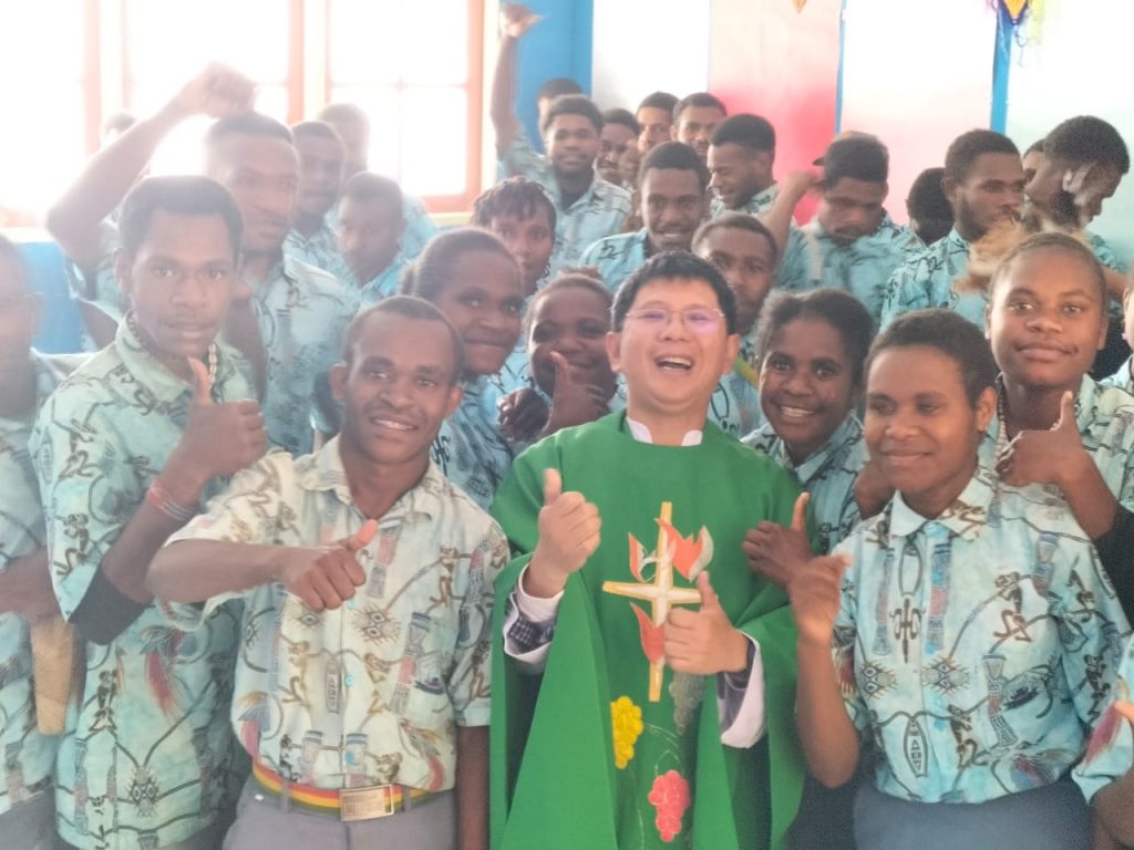Pastor Vincent Budi Nahiba Pr foto bersama siswa dan guru usai perayaan Ekaristi HUT ke29 SMA Negeri 1 Paniai, Kabupaten Paniai, Provinsi Papua, Kamis 5 Oktober 2023.